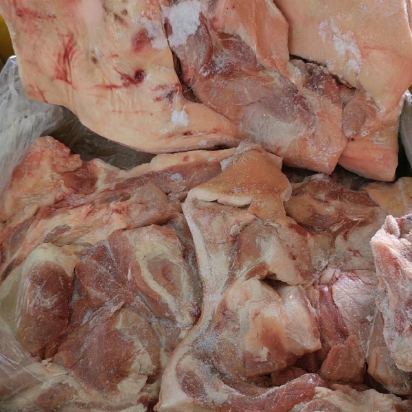 20斤一箱冷冻新鲜猪前夹肉，带皮前腿肌肉新鲜批发优势解析
