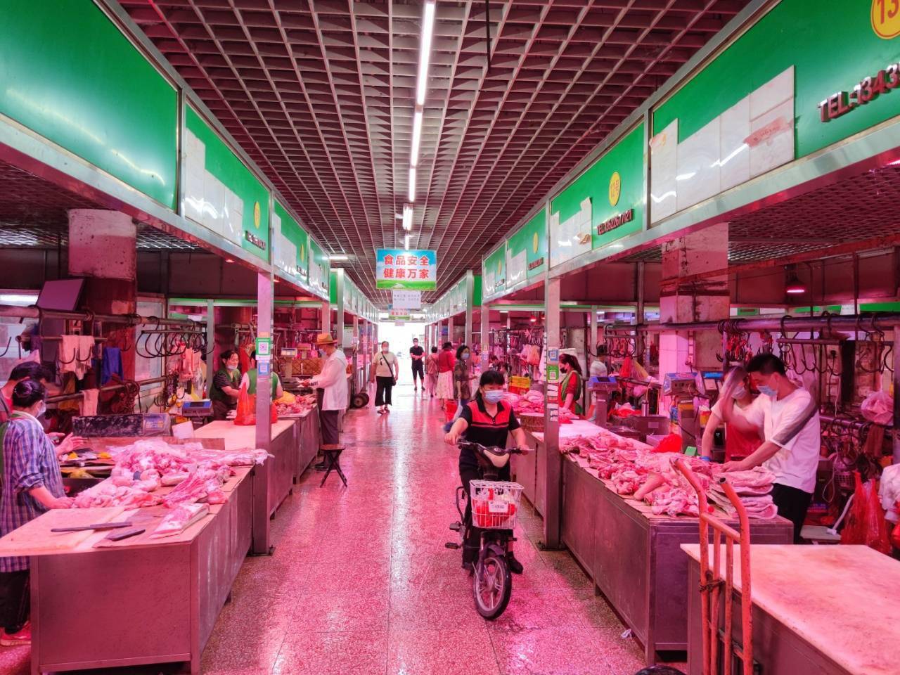 岳各庄批发市场鲜肉区实现24小时不打烊，方便鲜肉批发用户
